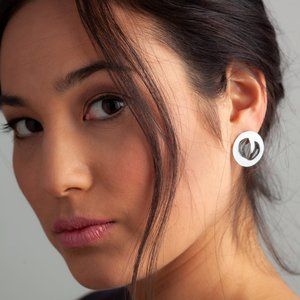 ABBY. Round earrings with convex/concave center